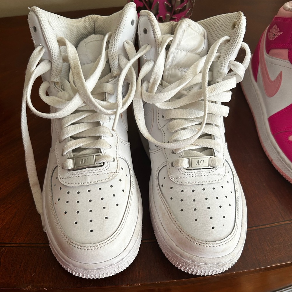 White Nike tennis shoes